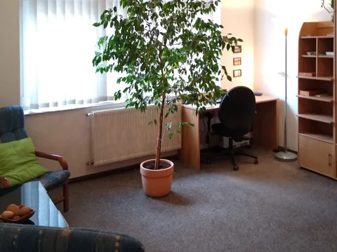 Místnost B – pracovní stůl u okna